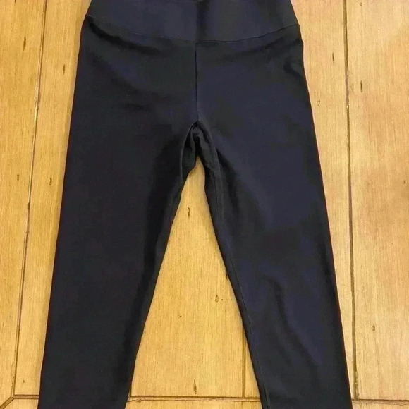 UNIQLO Women's Black Crop Legging Activewear M excellent condition - Picture 1 of 10